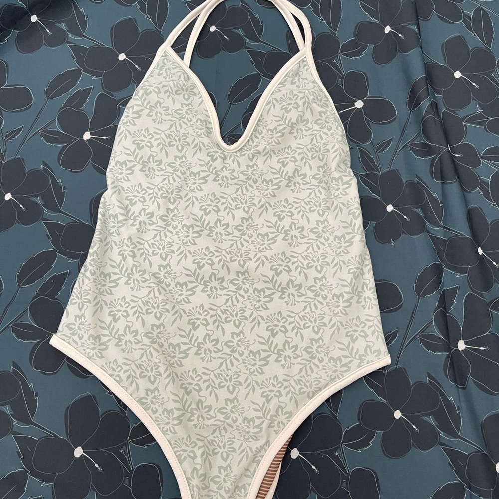 Acacia suit